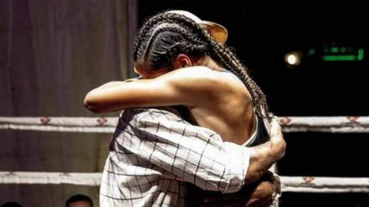 Dévora Évora celebra su título continental tras ganar la final. DL