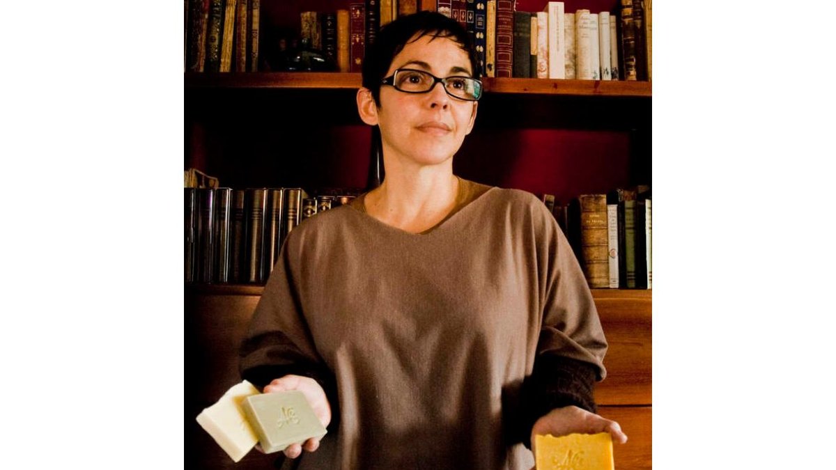 Yohanka Ferrer es la artesana del taller de productos cosméticos de Carrocera.