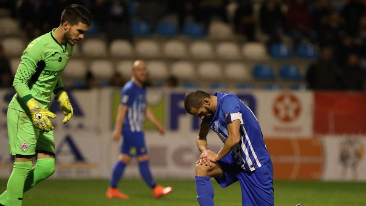 Yuri estuvo muy vigilado durante toda la tarde y apenas tuvo opciones de gol. En la imagen aparece arrodillado, desesperado ante el portero rival. L. DE LA MATA