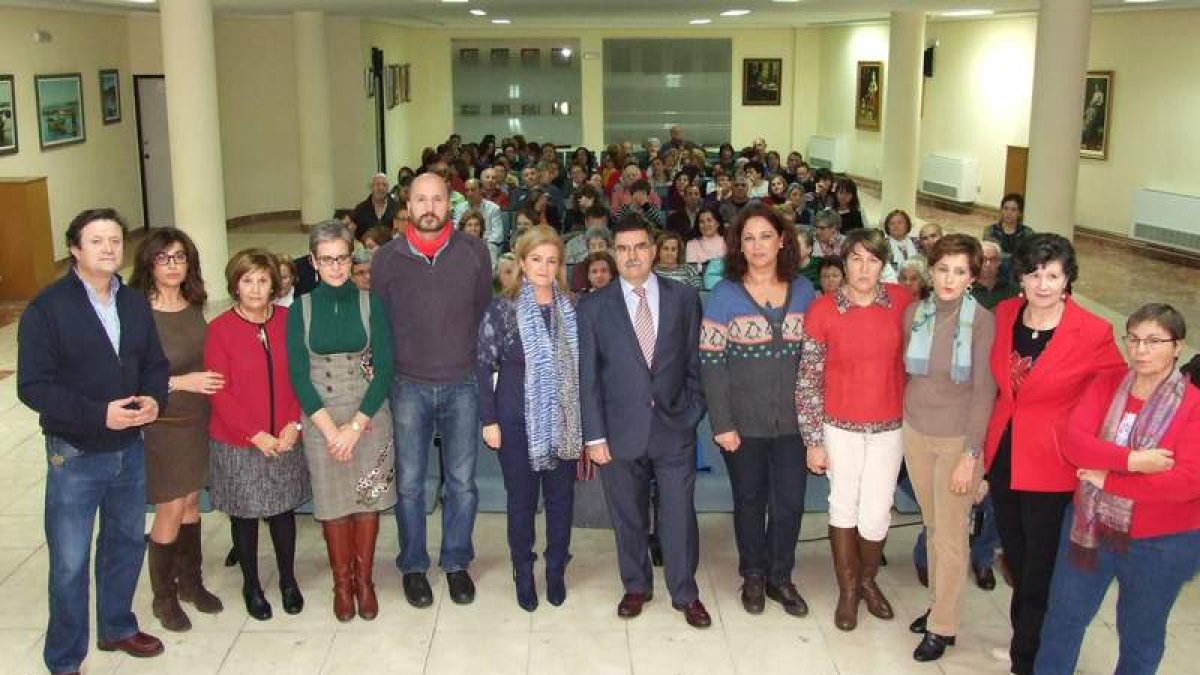 La presidenta y otros miembros de la junta local, posan junto al ponente y el público.