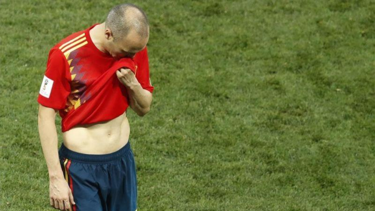 Andrés Iniesta deja el campo tras caer España eliminada por Rusia.