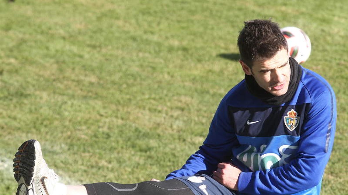 Jonathan Ruiz, que vuelve el sábado, realiza estiramientos durante una sesión de trabajo