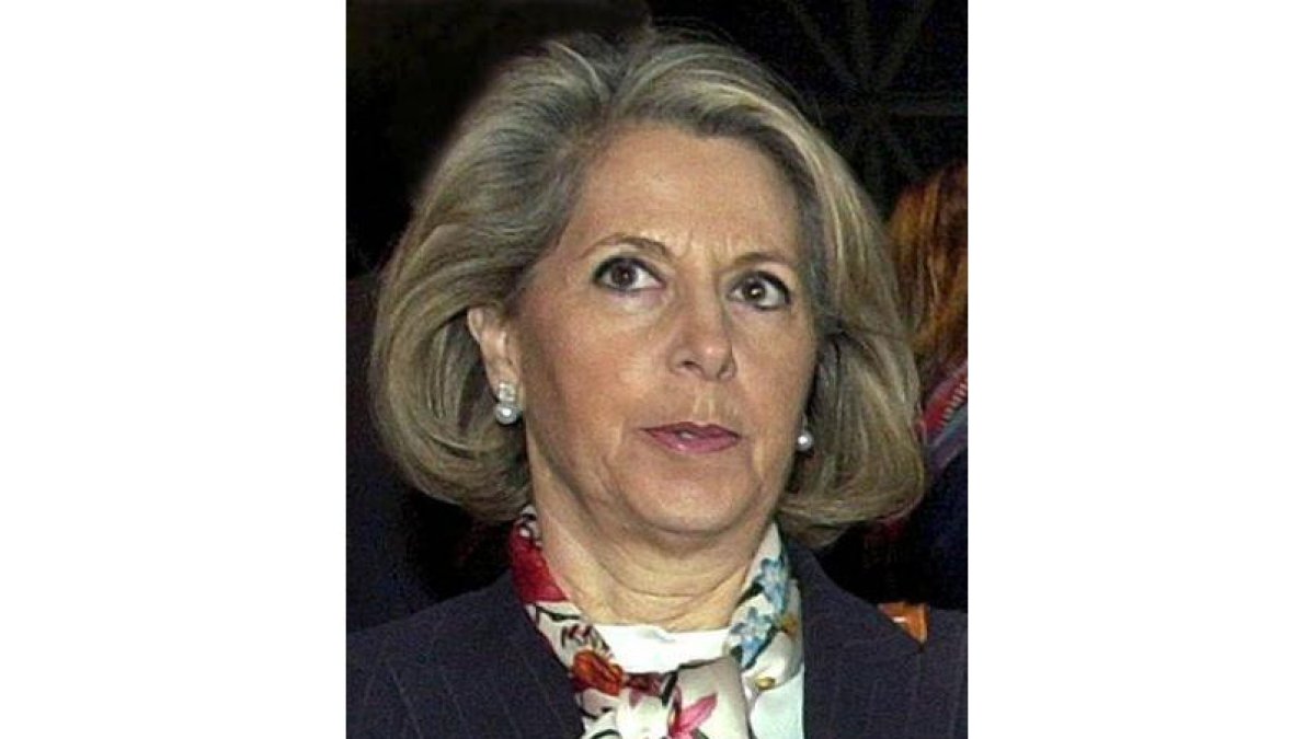 Julia García-Valdecasas nació en Barcelona y es madre de tres hijos