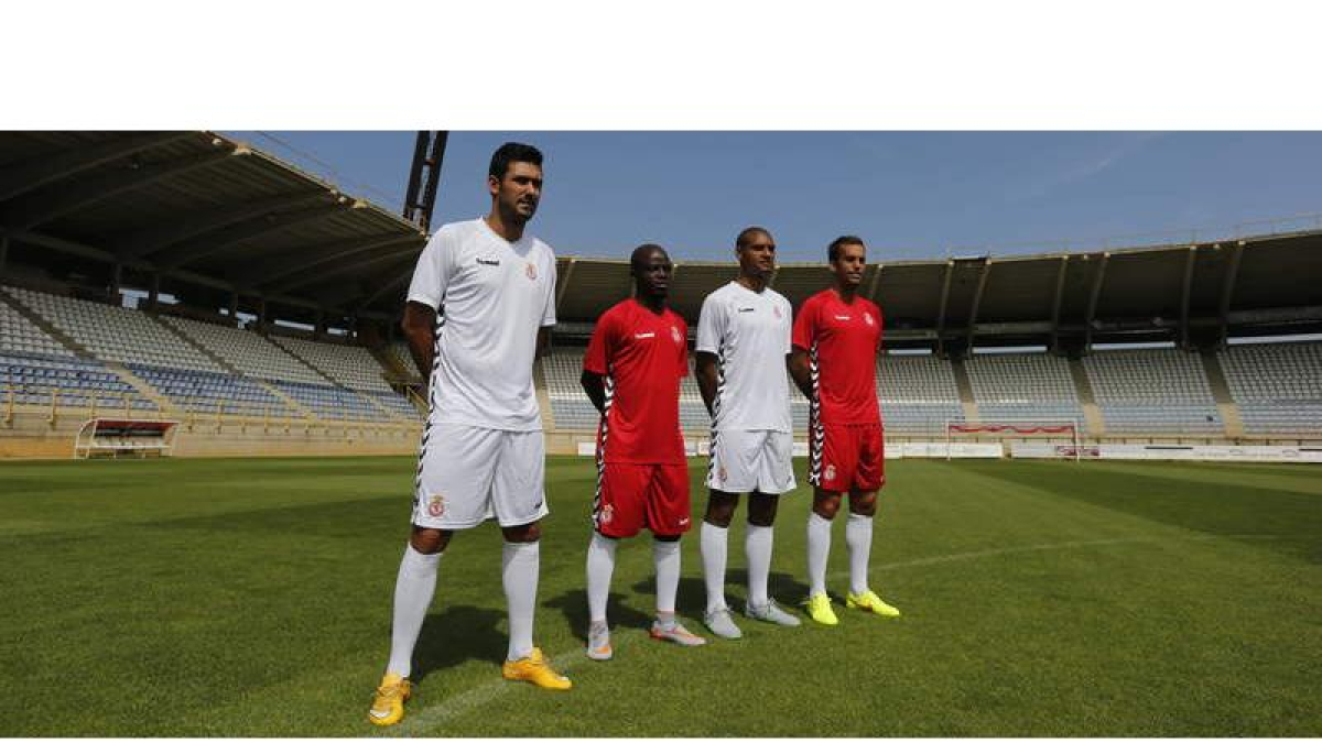 Los jugadores de la Cultural Iosu Villar, Babalola, Jordi César y Nacho Matador posan con las nuevas equipaciones para esta temporada en el Reino de León.