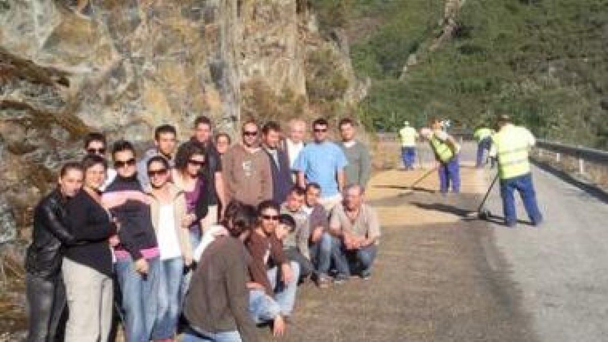 El grupo de manifestantes, ayer junto a los operarios que trabajan en las labores de parcheo.