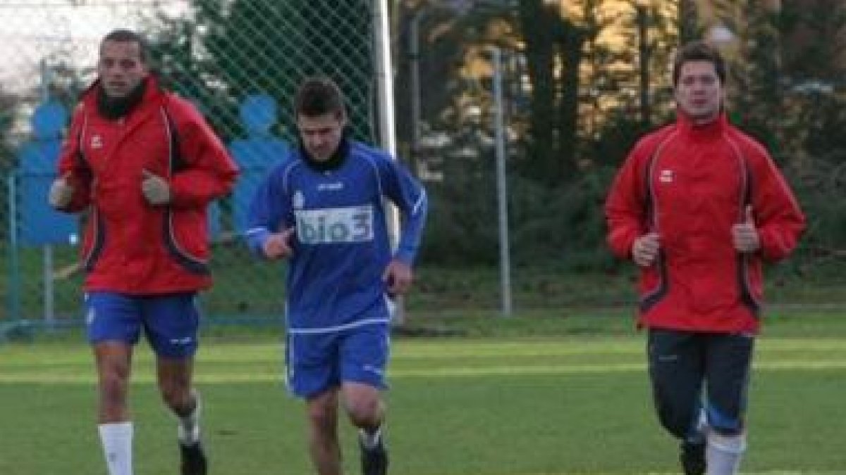 Algunos jugadores hicieron trabajo específico en la parte final del entrenamiento de ayer.
