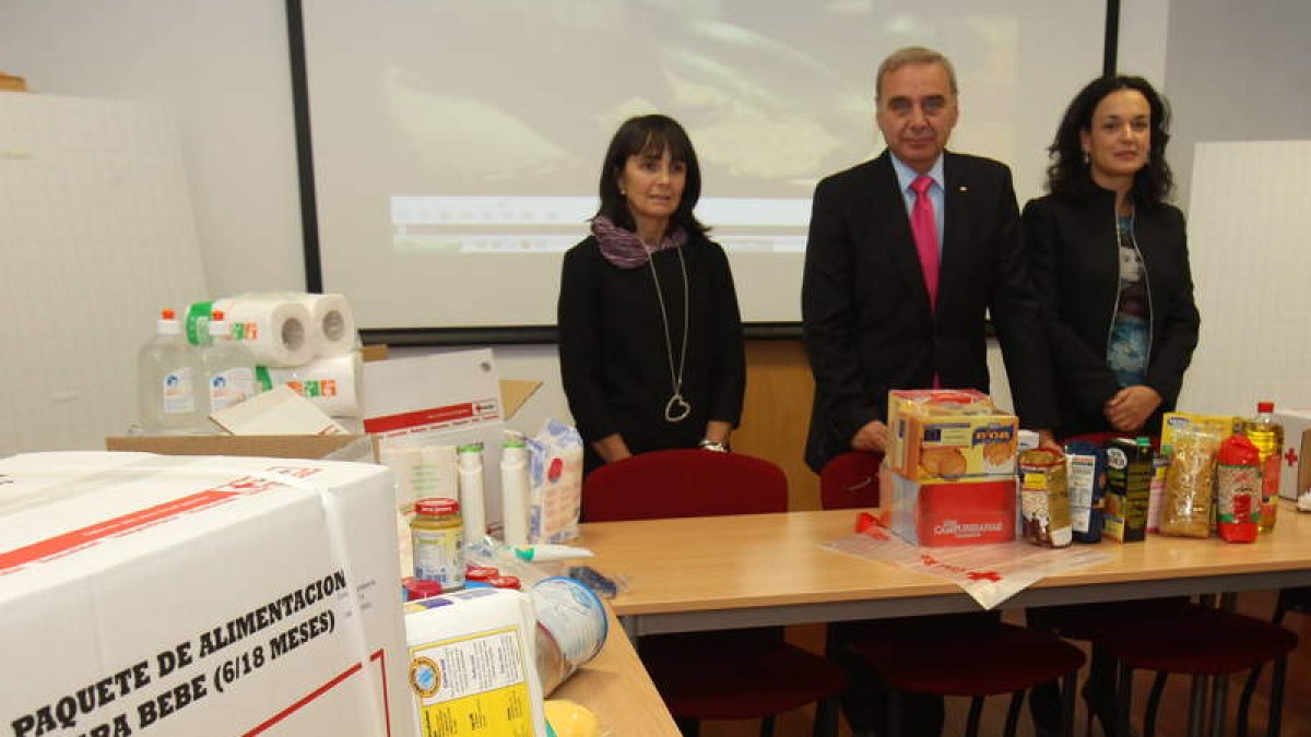 El presidente provincial de Cruz Roja presenta los lotes de productos de primera necesidad.