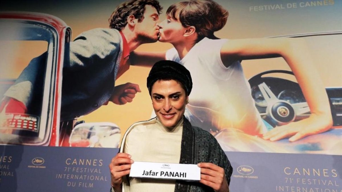 Behnaz Jafari, una de las protagonistas de 3 faces, muestra el cartel del director, Jafar Panahi, que no puede estar presente en Cannes al tener prohibida la salida de Irán.