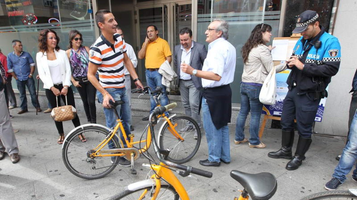 El concejal Tino Morán, recibiendo a uno de los participantes en la carrera de medios.