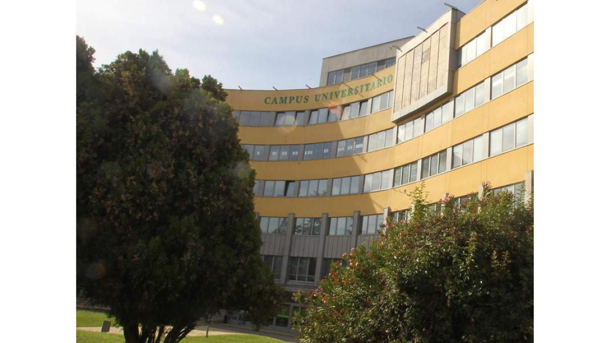 Fachada del edificio principal del campus berciano.