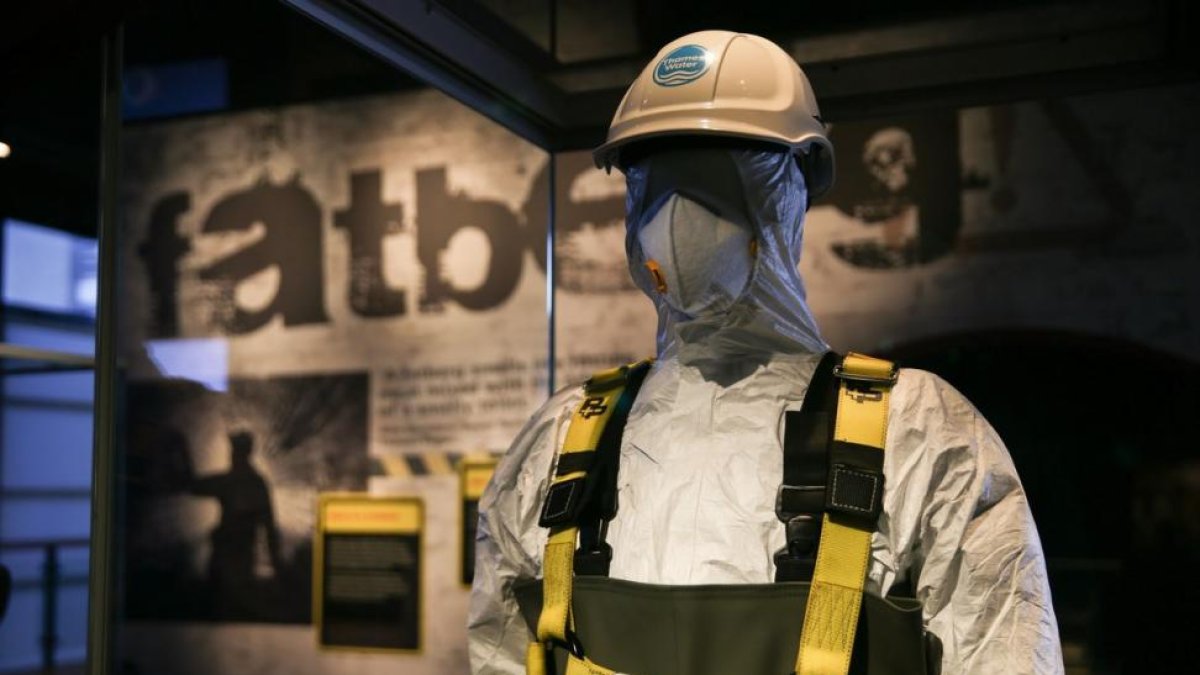 Un maniquí con el uniforme de los trabajadores en las alcantarillas en la exposición Fatberg, en Londres