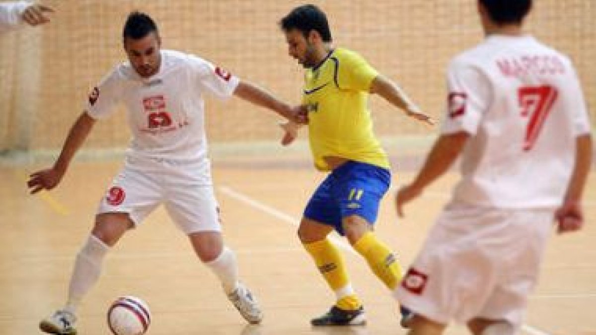 Omar, a la izquierda, materializó el gol de los leoneses ante el líder en su feudo.