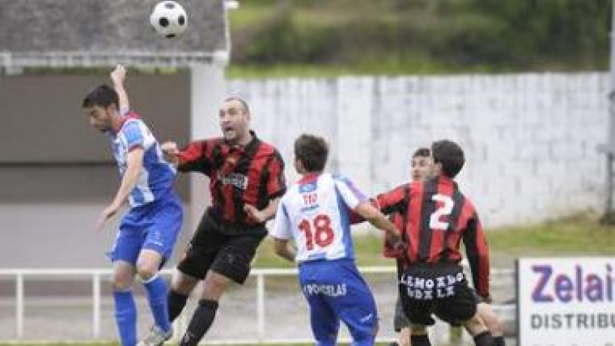 Rubén Vega y Teo, dos de los futbolistas más destacados ayer por la tarde, saltan con varios defensa