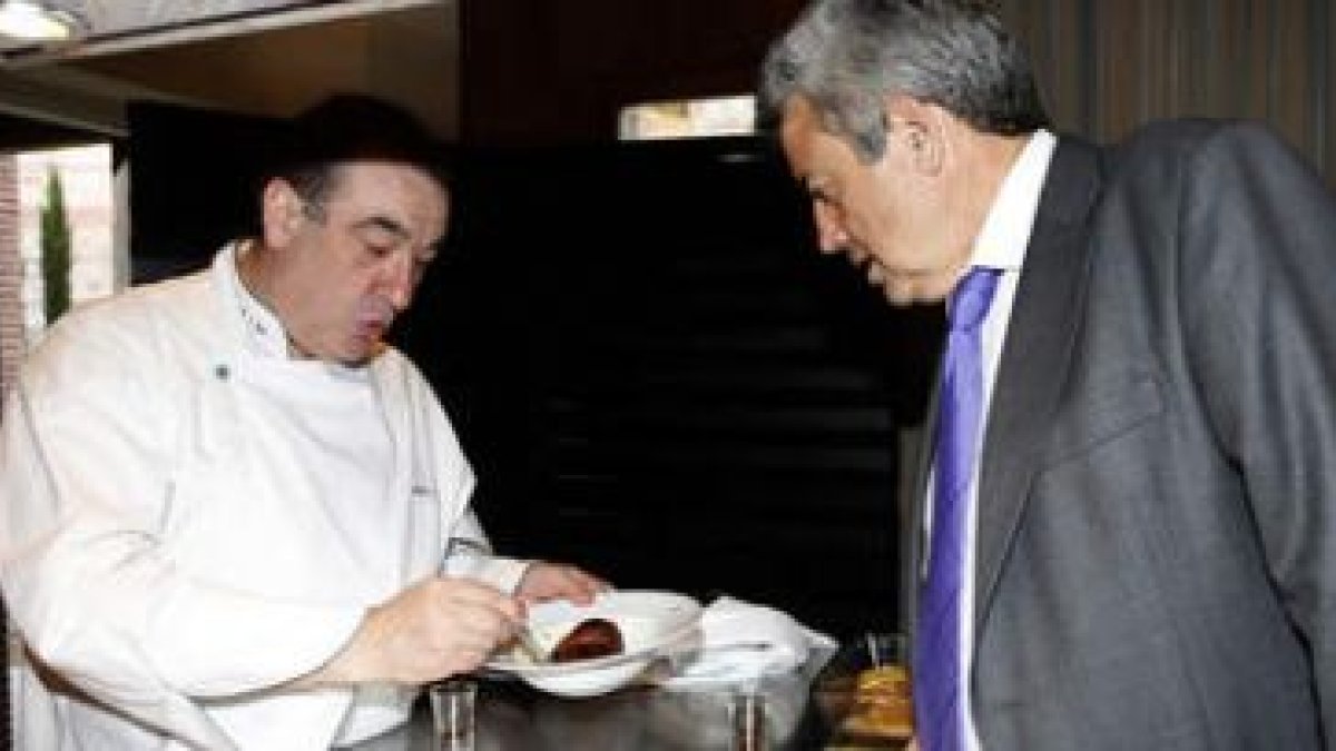El presidente de Paradores, Miguel Martínez, con el jefe de cocina de San Marcos, Agapito Cristóbal,