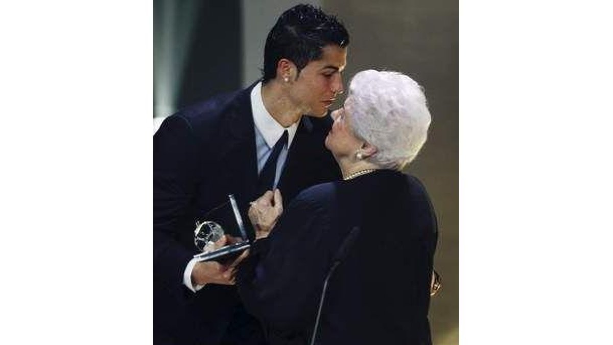 Messi recibe su trofeo de manos del presidente de la Fifa, Joseph Blatter.