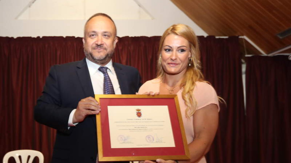 Lidia fue reconocida con la máxima distinción de El Bierzo, que le entregó el presidente del Consejo Comarcal en el recinto ferial de Camponaraya. L. DE LA MATA
