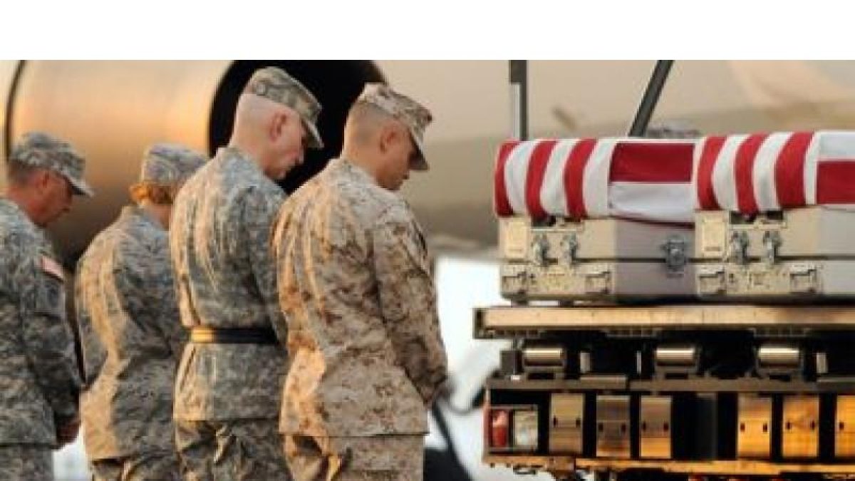 Varios soldados ante los féretros del sargento Joshua Robinson, de 29 años y de Omaha (Nebraska) y el sargento Adán González Jr., de Bakersfield (California), fallecidos en Helmand (Afganistán).