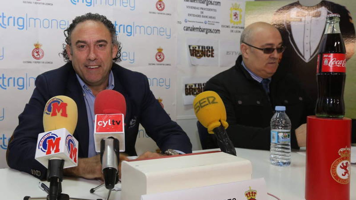El gerente de la Cultural, Felipe Llamazares, hizo oficiales los acuerdos del club leonés al lado de Marco Antonio, derecha.