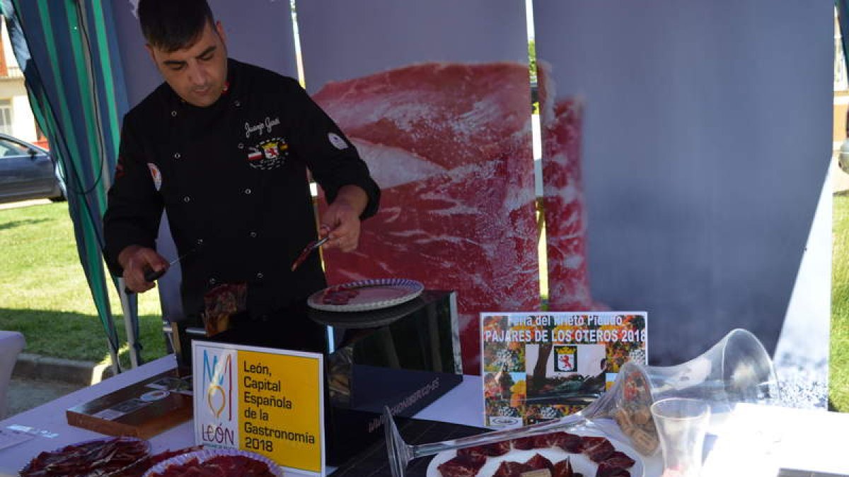 Participantes y autoridades del concurso de corte de cecina. MEDINA