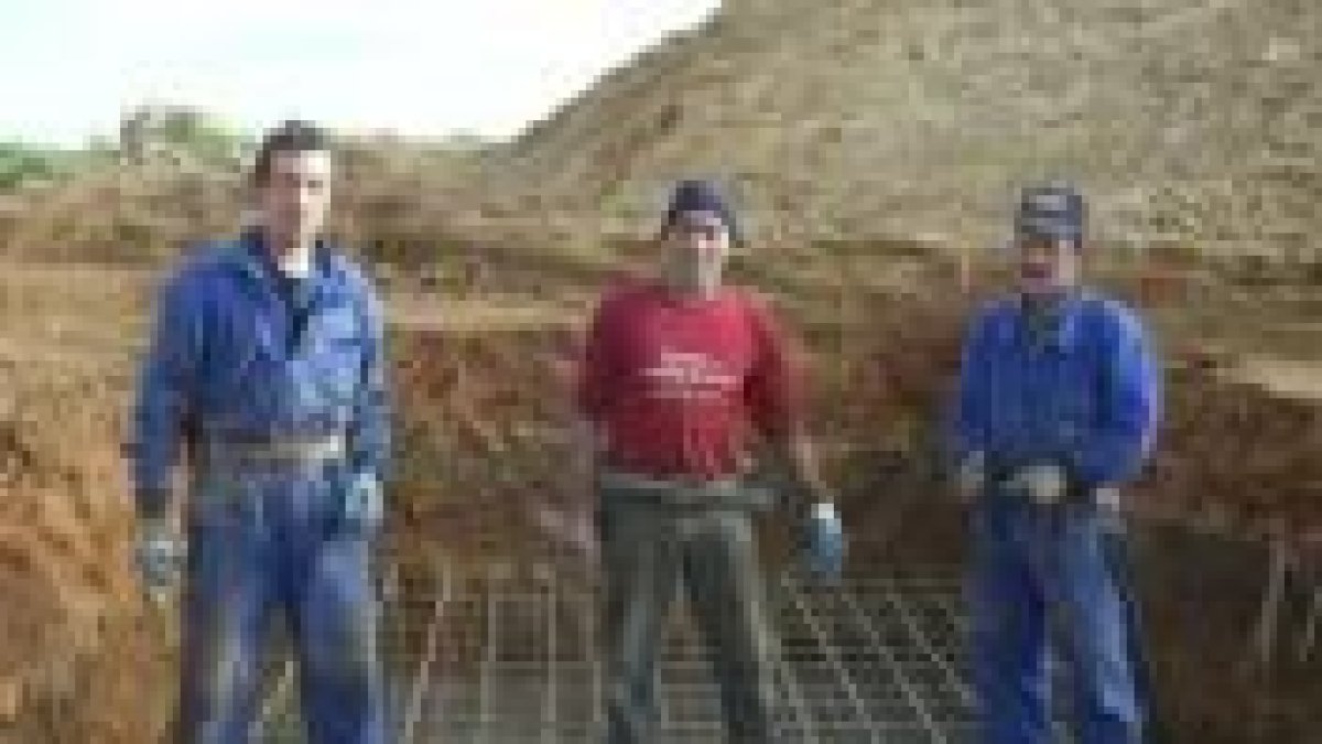 En la imagen, tres trabajadores en las obras de la autovía