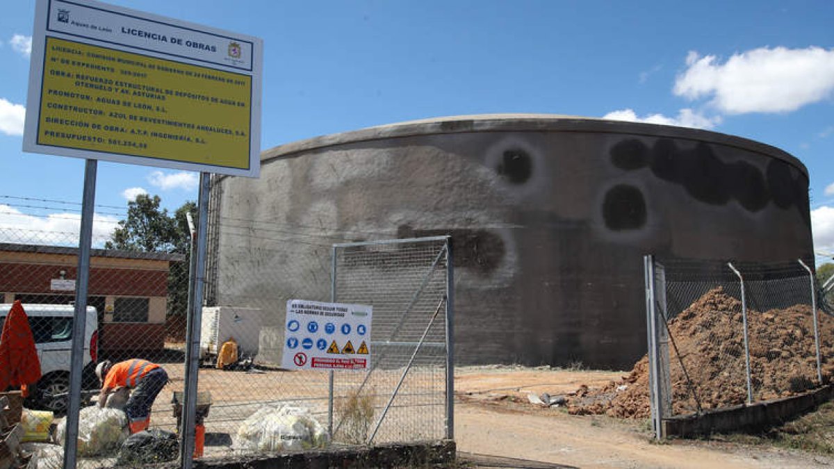 Obras de acondicionamiento de los depósitos de Oteruelo esta misma semana. RAMIRO