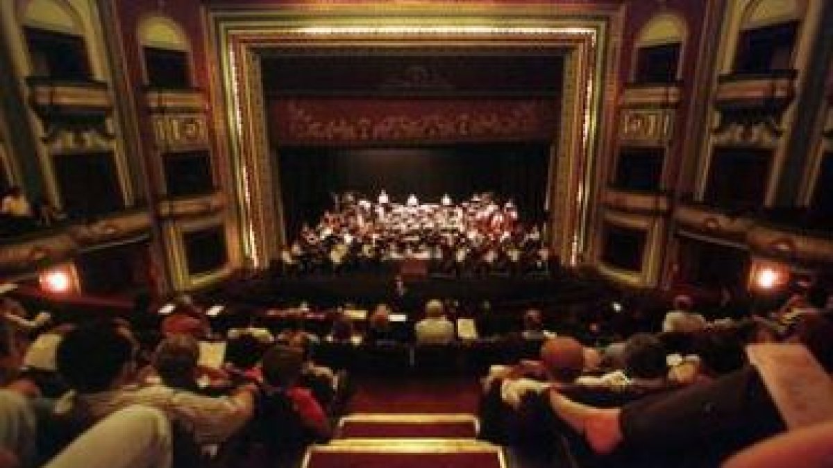 Uno de los últimos conciertos que acogió el escenario del Teatro Emperador