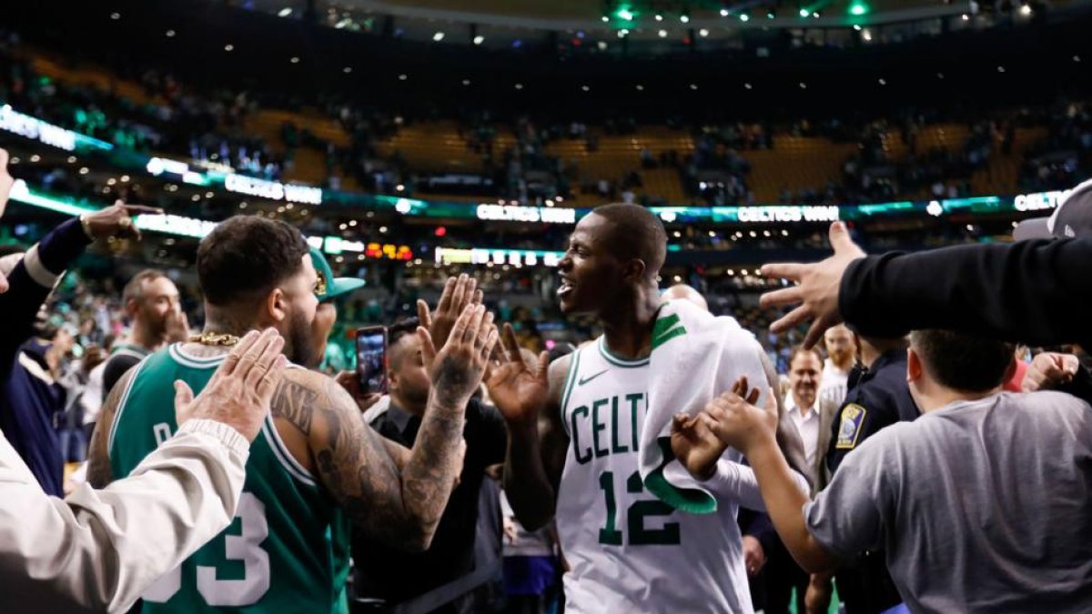 Terry Rozier celebra la clasificación de los Celtics.