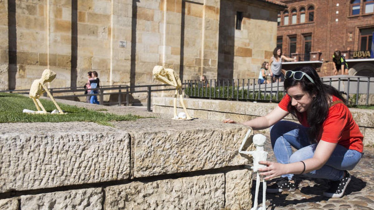 Noemí Rovina con su propuesta de arte efímero ‘Resiliencia’ en la Expojoven. FERNANDO OTERO