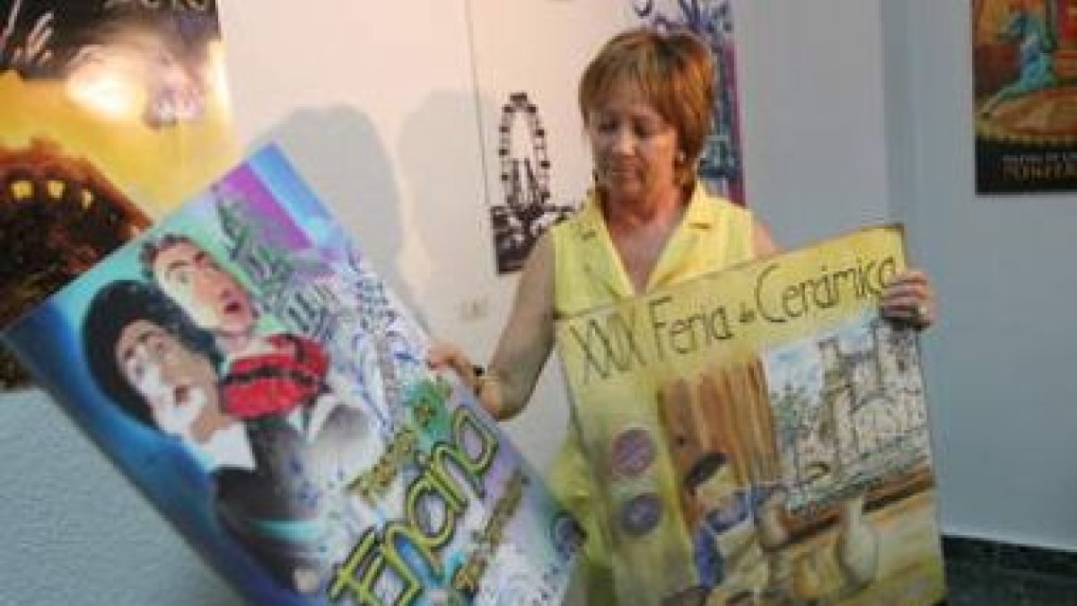 Mari Crespo posó ayer con los carteles de las fiestas de la Encina y la Feria de la Cerámica.