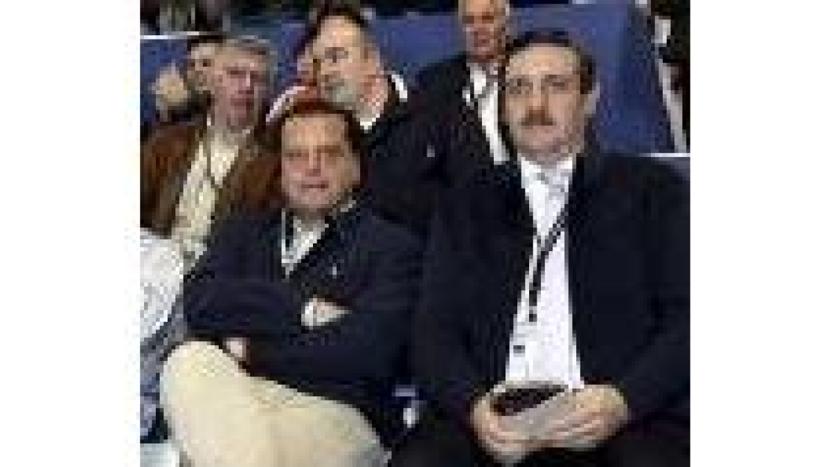El alcalde Amilivia, junto a Juan Arias, siguiendo el partido
