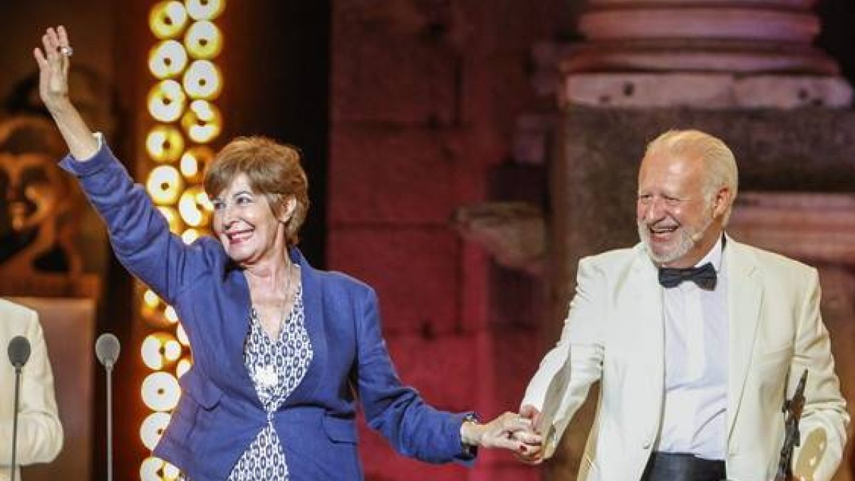 Concha Velasco recibe un premio Ceres de la mano de juan Echanove