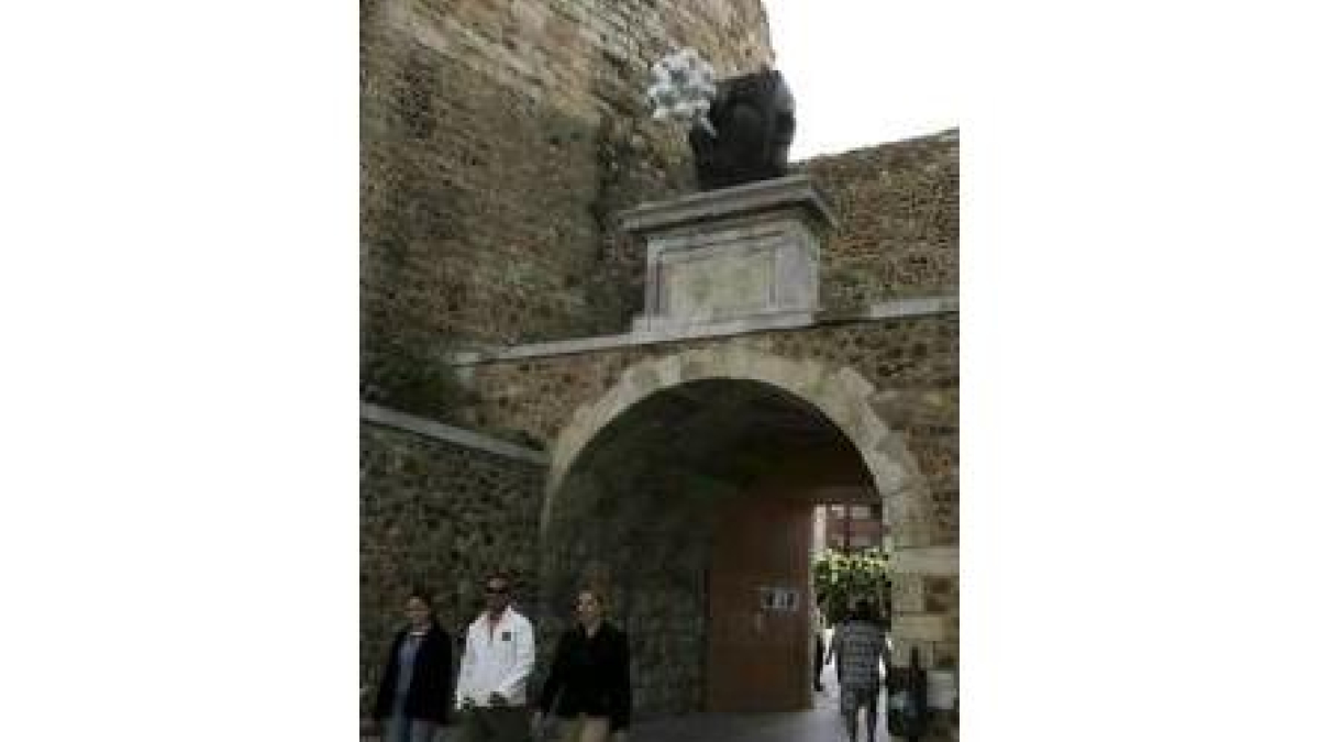 El dios Eolo diseñado por Eduardo Arroyo corona desde ayer el arco peatonal de Puerta Castillo