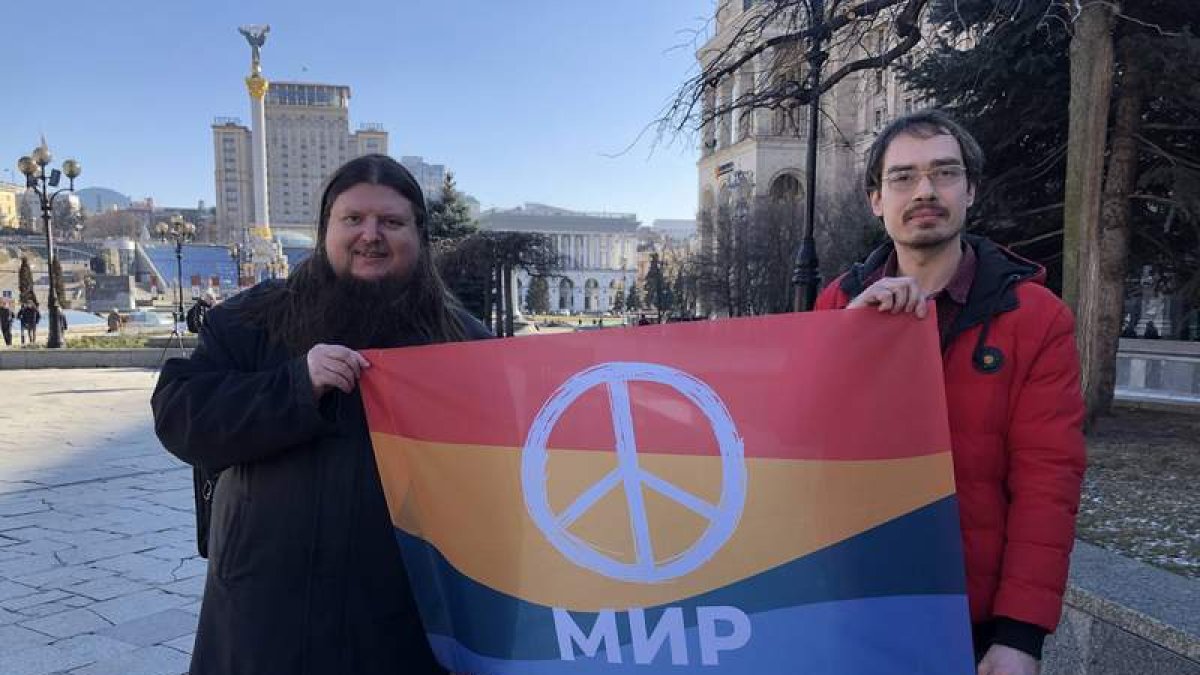 Yuri Scheliazhenko, a la izquierda y Serhii Ustymenki muestran una bandera pacifista. GERVASIO SÁNCHEZ