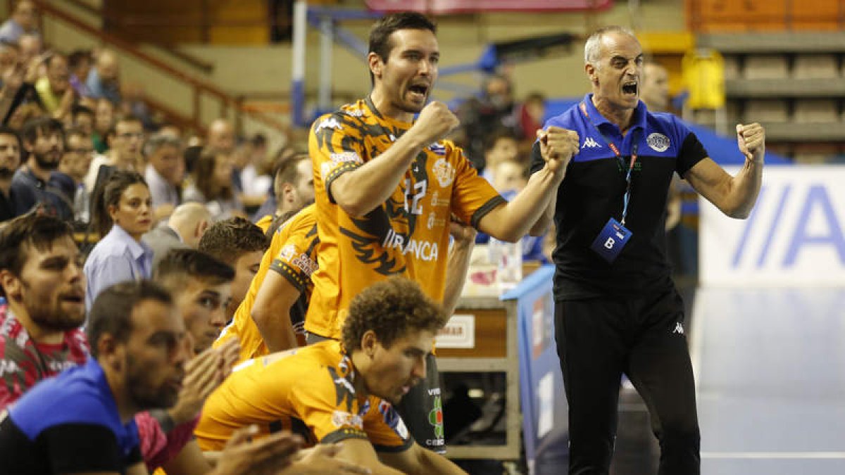 Rafa Guijosa celebra desde el banquillo un gol del Abanca Ademar en el Palacio. FERNANDO OTERO