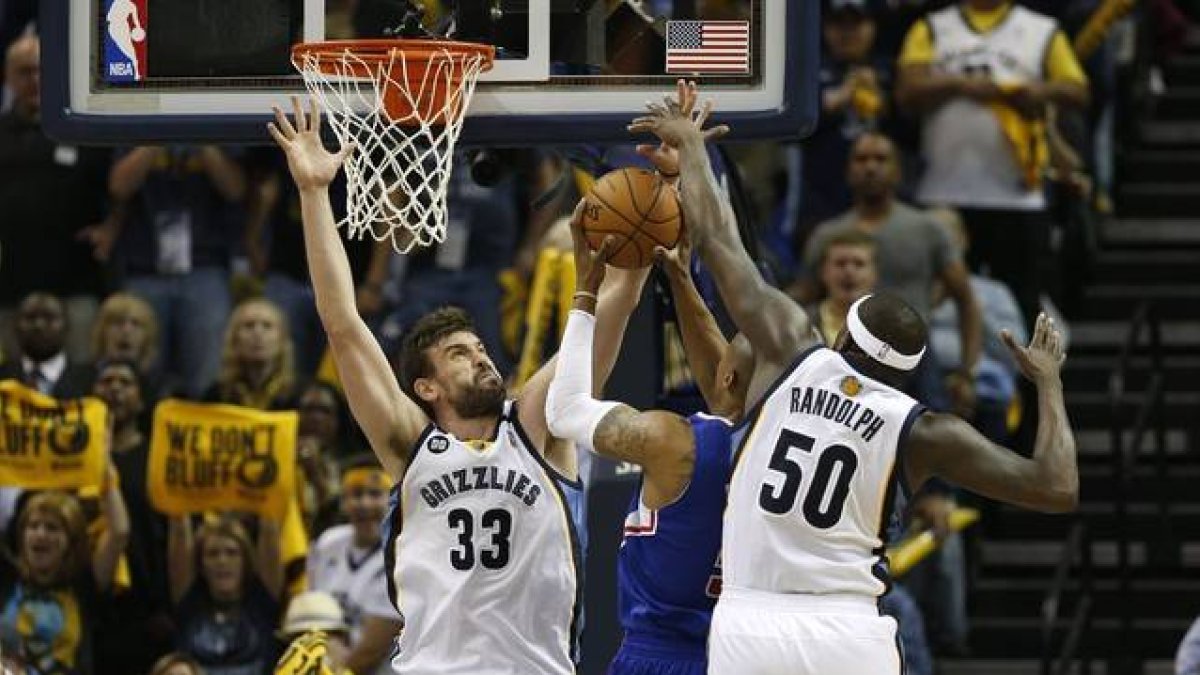 Marc Gasol y Zach Randolph intentan evitar que Caron Butler enceste.
