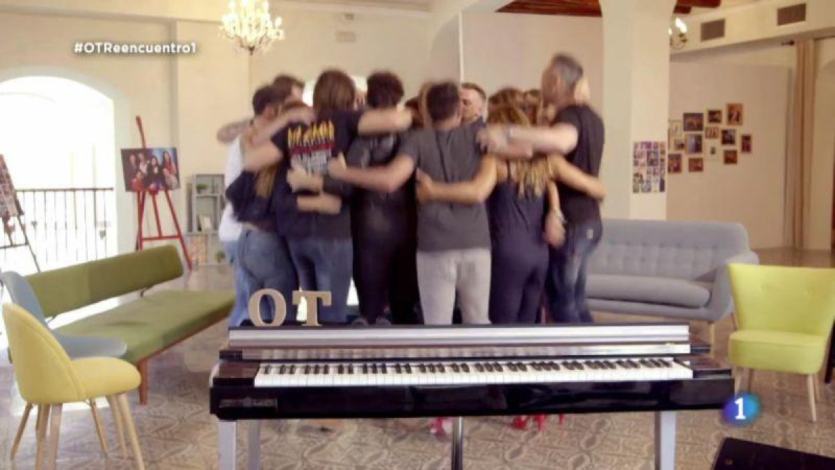 Imagen del programa de TVE-1 'OT: el reencuentro', con todos los 'triunfitos' fundidos en un abrazo.