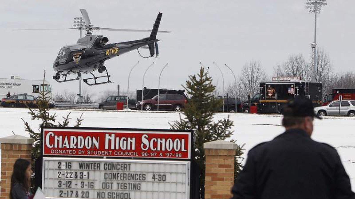 La policía rodea el instituto de Chardon, en Ohio.
