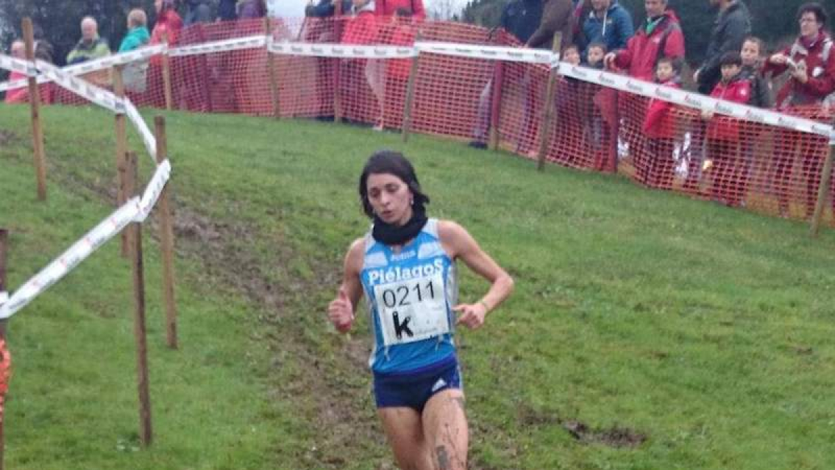 Nuria Lugueros en el tramo final del Cross de Zornotza.