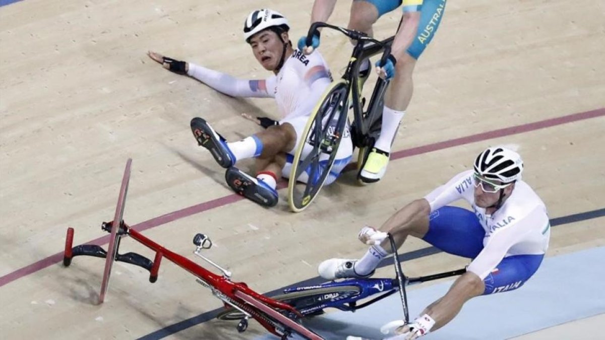 El italiano Elia Viviani y el surcoreano Sanghoon Park chocan y caen durante la prueba de omnium de ciclismo en pista.