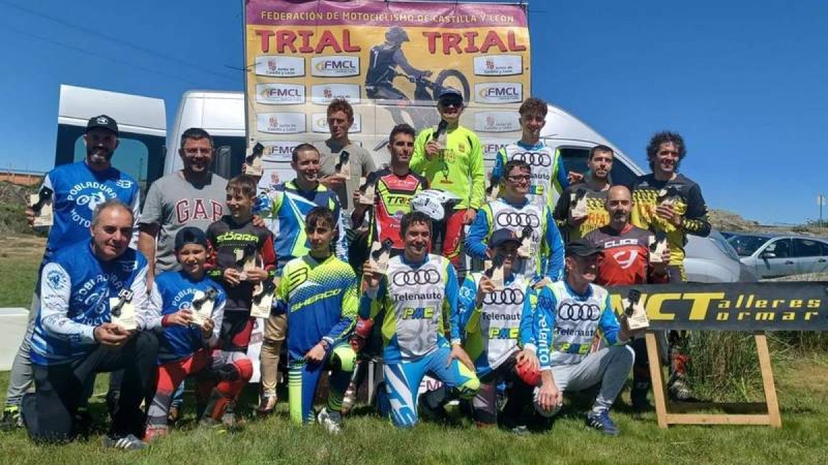 Foto de familia de los triunfadores en la prueba celebrada en Muelas del Pan. JUAN VICENTE RUBIO