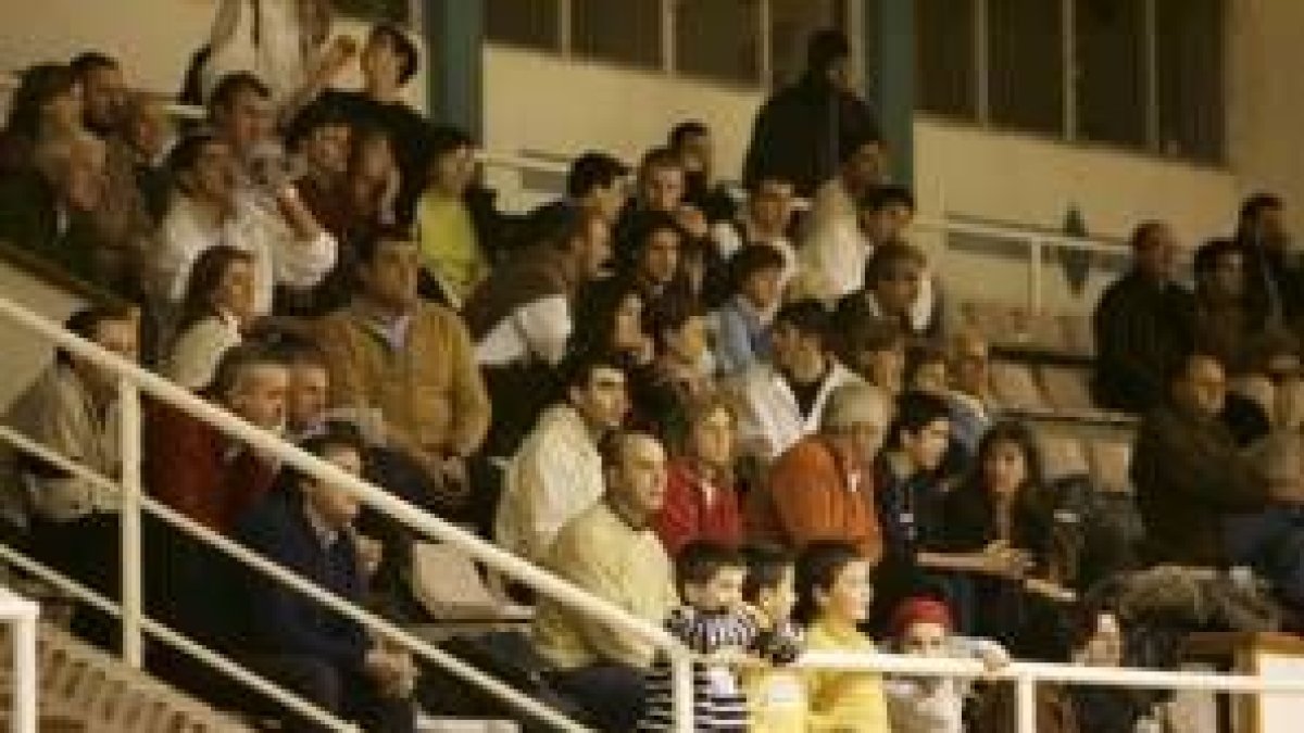 Un buen número de aficionados acudieron al pabellón de Astorga