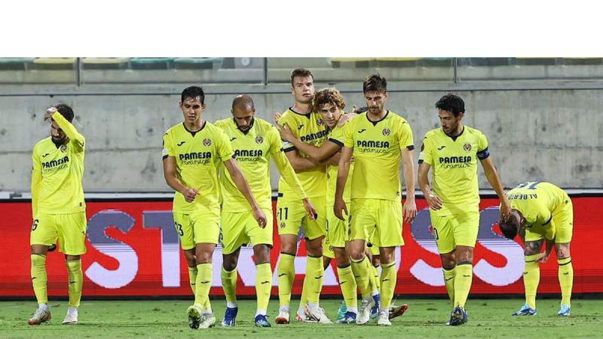 Los jugadores del Villarreal celebran el gol del triunfo. SAVVIDES