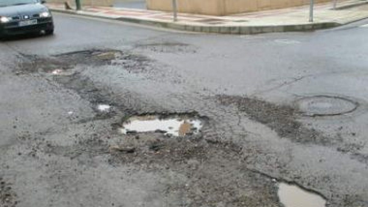Una de las calles del municipio donde se aprecian los baches.