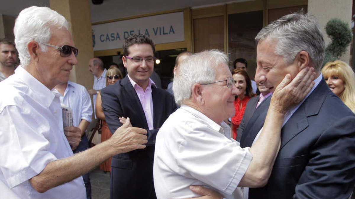 José Blanco saluda a los vecinos de la localidad valenciana de Mislata.