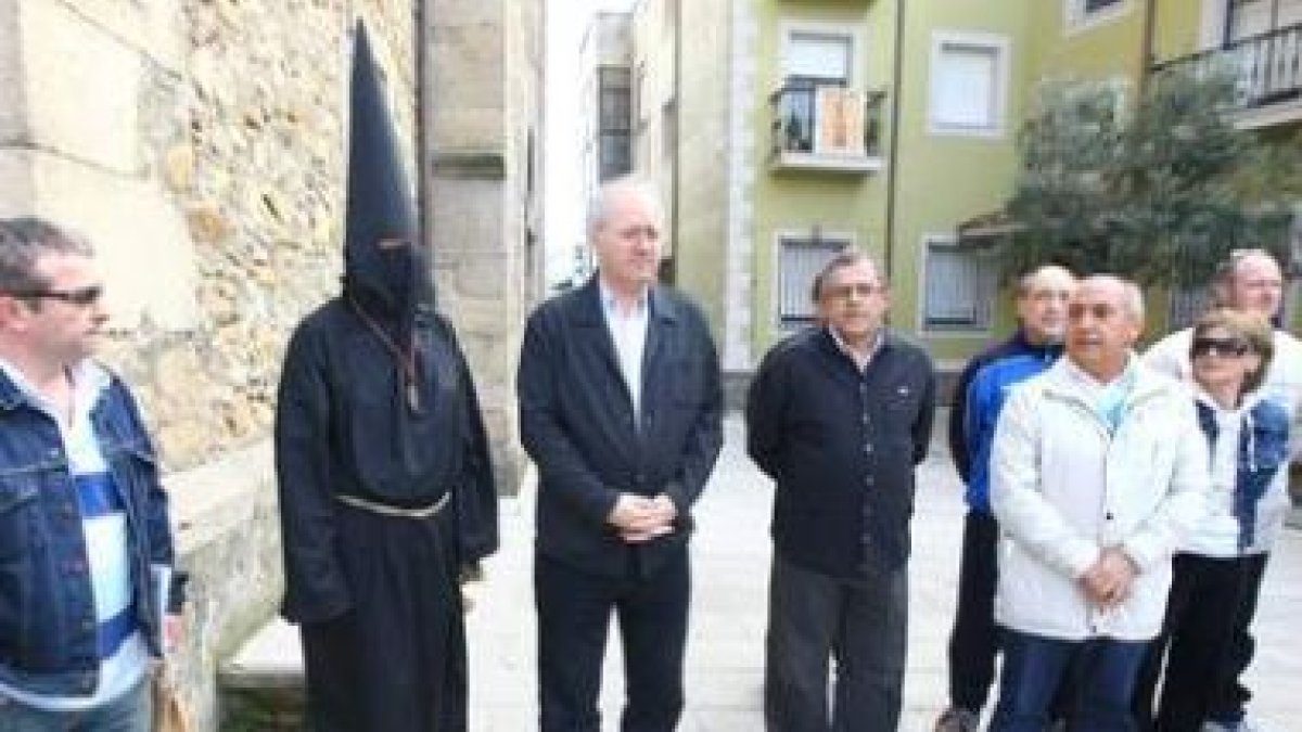 El Lambrión Chupacandiles, Antolín de Cela y varios cofrades rezando antes de la salida del nazareno