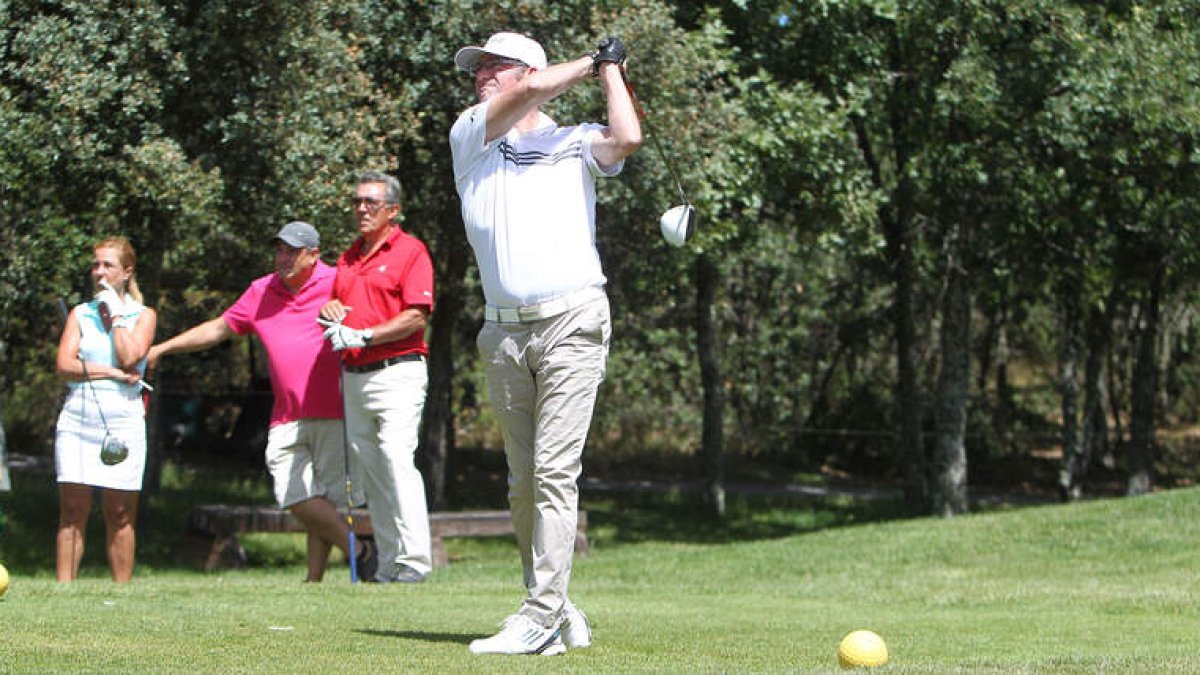 El día acompañó para poner la guinda a la jornada de cierre del torneo de golf del Hotel Conde Luna en el que salieron al campo cerca de sesenta jugadores