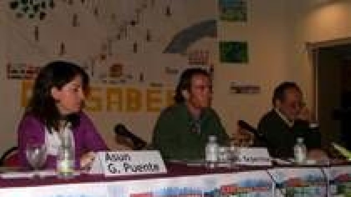 Asun García Puente, David Iriondo y Manuel Fresno durante el debate en Olleros de Sabero