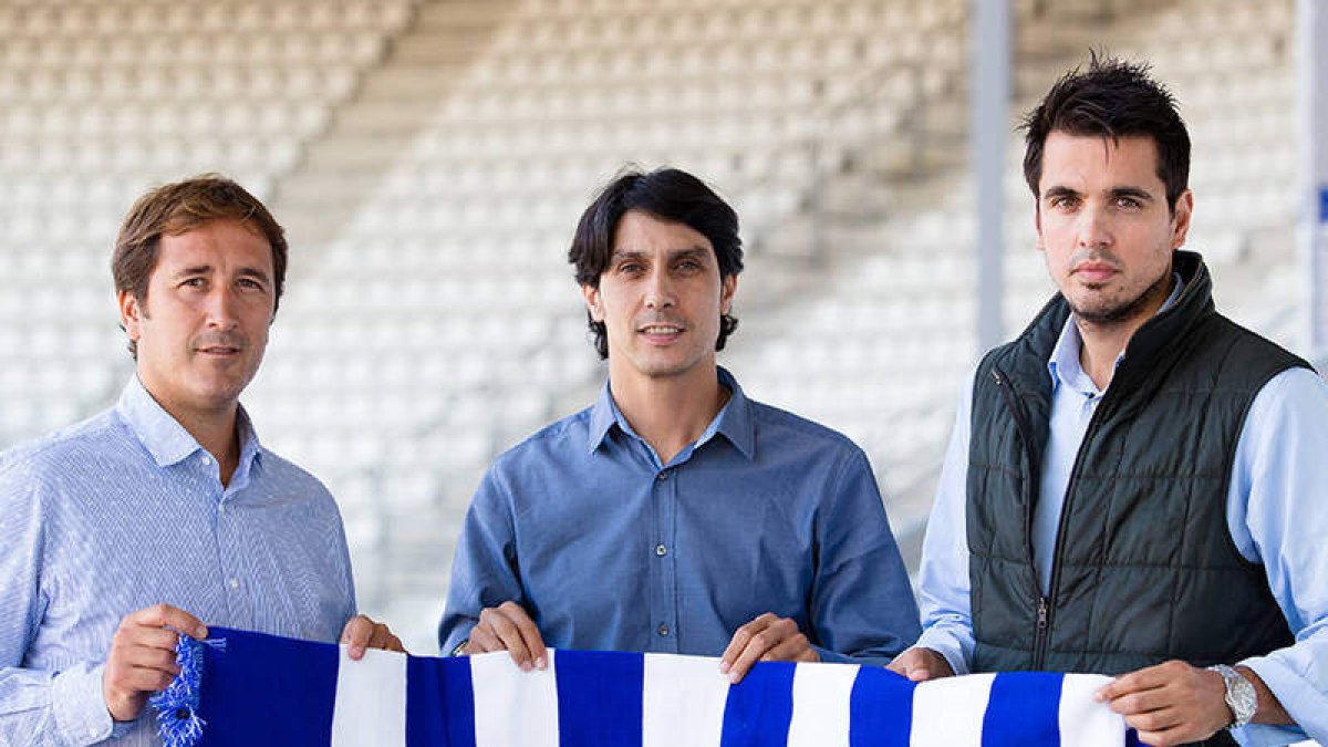 Sergio Fernández, en el centro en una de las presentaciones de jugadores. DEPORTIVO ALAVÉS