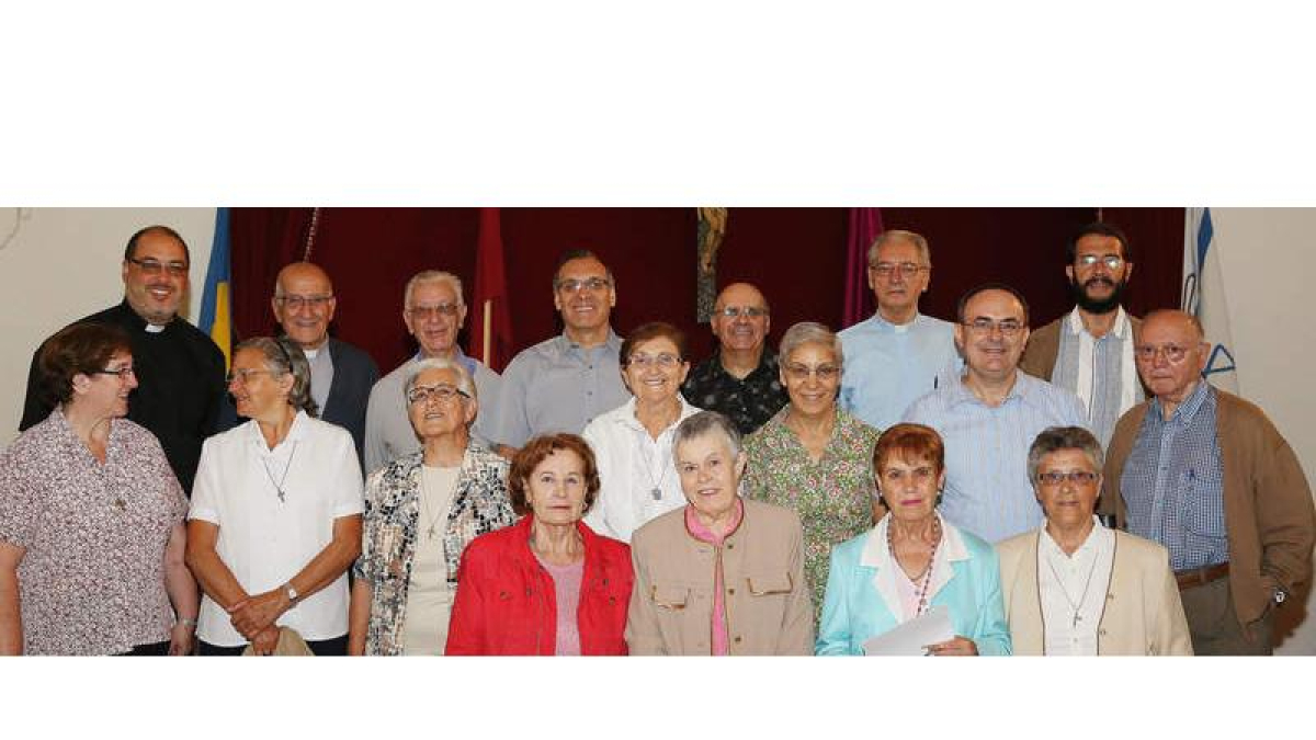 Foto de familia de los asistentes a la celebración del Día del Misionero, que se inició con un acto en el interior de la Real Colegiata de San Isidoro.