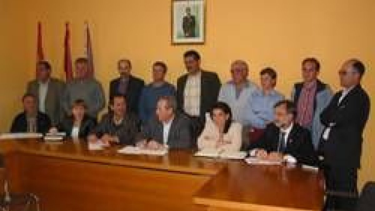 Los procuradores del PSOE, sentados, rodeados de los representantes municipales de la zona